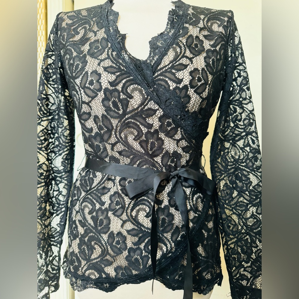 Janet Chung ,NWOT Black and Tan lace Longsleeves blouse,prettyTop Stretch SizeM.